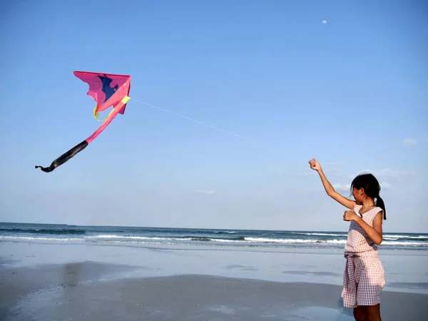 Asyalı Kız Uçurtma Sahilde Yaz Yaşam Tarzı Kavramı Oynamak — Stok fotoğraf