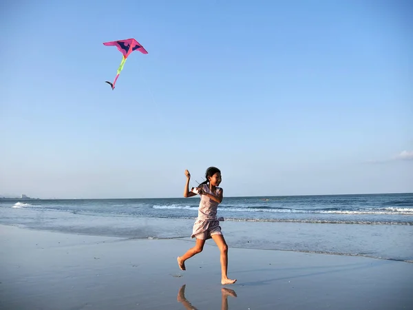Menina Asiática Jogando Pipa Praia Conceito Estilo Vida Verão — Fotografia de Stock
