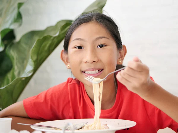 Feliz Chica Asiática Comiendo Espaguetis Casa — Foto de Stock