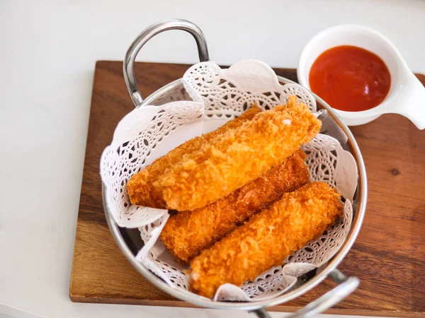 Gebratene Käsesticks Aluminiumpfanne Auf Holztisch Fertig Zum Essen — Stockfoto