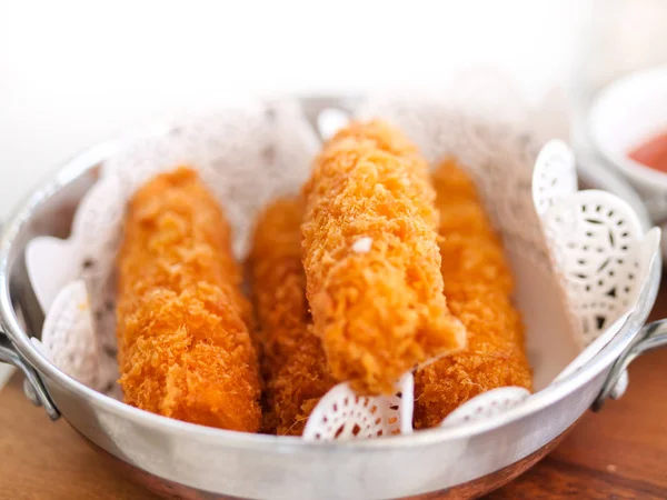 Gebratene Käsesticks Aluminiumpfanne Auf Holztisch Fertig Zum Essen — Stockfoto