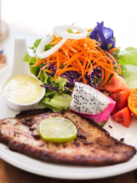 Steak Poisson Grillé Avec Salade Avec Assiette Blanche Sur Table — Photo