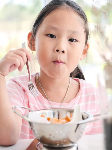 Menina Asiática Comendo Salsichas Fritas Tigela Alumínio Perto Janela Casa — Fotografia de Stock
