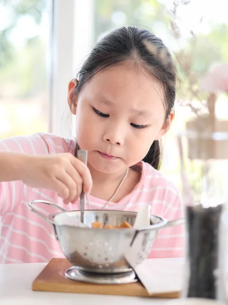 Chica Asiática Comiendo Salchichas Fritas Tazón Aluminio Cerca Ventana Casa —  Fotos de Stock