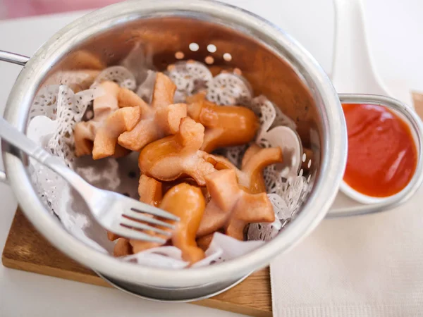 Stekte Pølser Aluminiumskål Serveres Med Tomatsaus Bordet Meny Barn – stockfoto