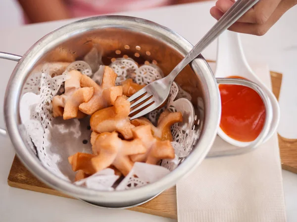 Gebakken Worstjes Aluminium Kom Serveert Met Tomatensaus Tafel Menu Voor — Stockfoto