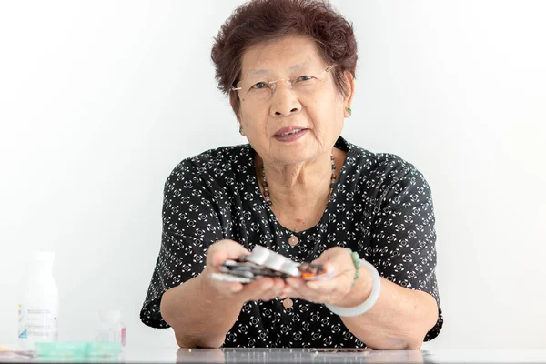 Asijské Starší Žena Ukazuje Léky Dlaních Stylu Života — Stock fotografie