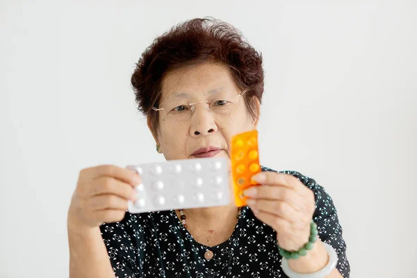 Asiática Senior Mujer Mostrando Medicamentos Sus Manos Estilo Vida Concepto — Foto de Stock