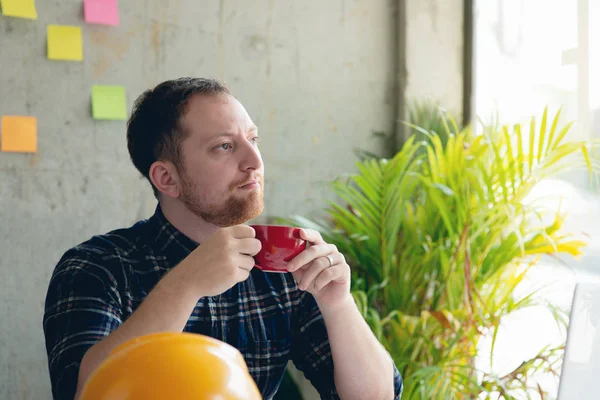 Ingenieur Werkt Office Koffie Drinken Kijkt Uit Wind — Stockfoto