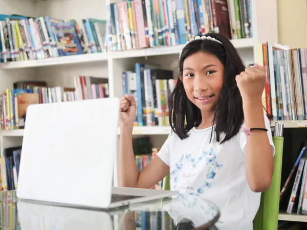 Glad Flicka Usning Laptop Bord Med Bokhyllan Bakgrund Utbildning Koncept — Stockfoto