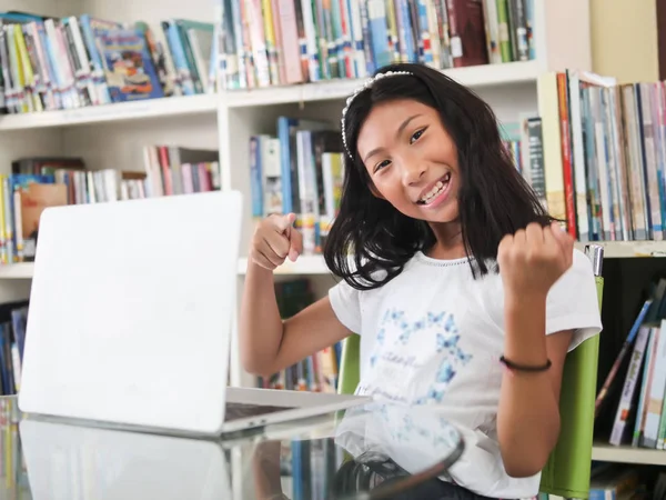 Menina Asiática Feliz Usando Laptop Mesa Com Fundo Estante Conceito — Fotografia de Stock