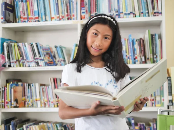 Asian Girl Holding Book Bookshelf Background — Stock Photo, Image