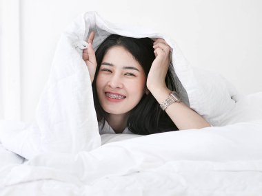 Beyaz battaniye, yaşam kavramı altında güzel Asyalı kadın.