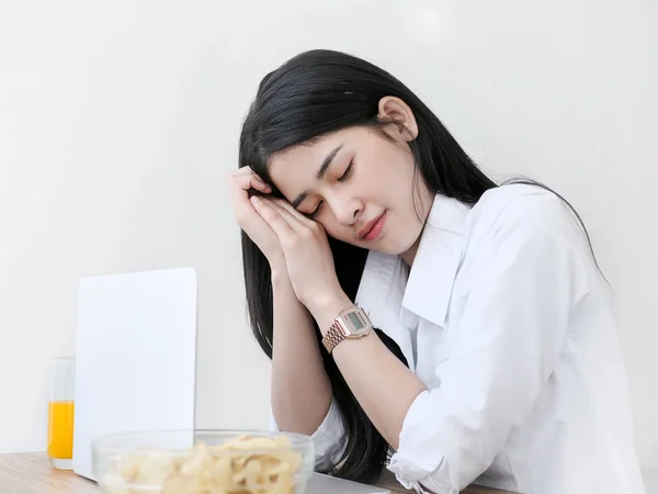Asiatisk kvinna sover medan fungerar hemma. — Stockfoto