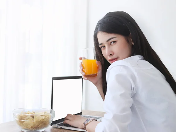 Hermosa mujer asiática vistiendo camisa blanca trabajando con un portátil — Foto de Stock