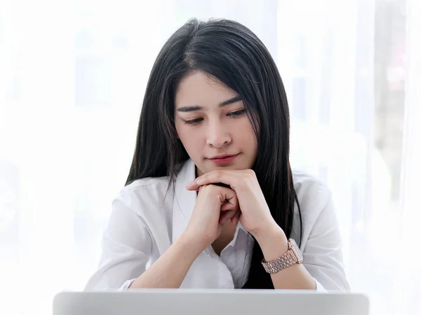 Bella donna asiatica che indossa camicia bianca che lavora con il computer portatile ne — Foto Stock