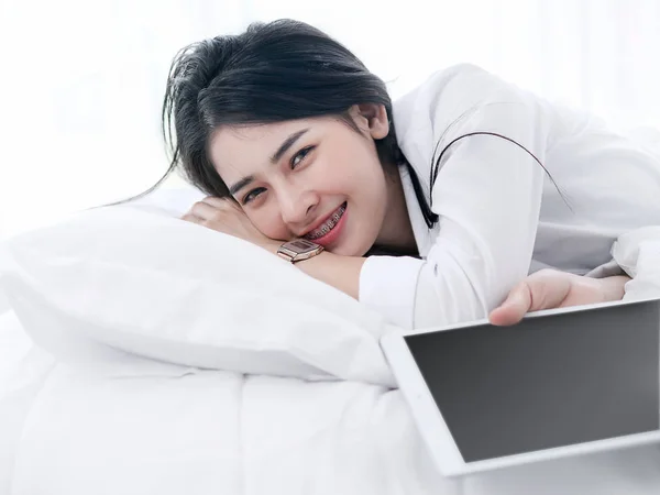 Красиві азіатські жінки лежачи на ліжку з планшета, способу життя concep — стокове фото