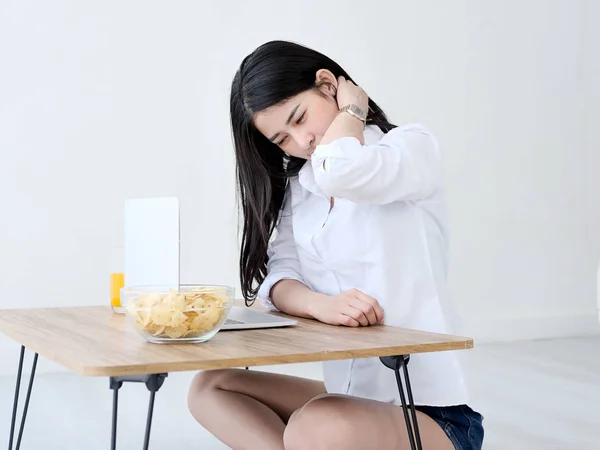 Vacker asiatisk kvinna Massageapparaten själv medan du arbetar hemma, mo — Stockfoto