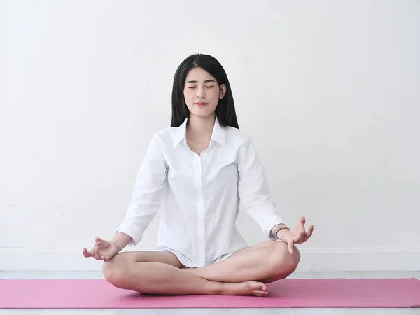 Vacker asiatisk kvinna gör meditation hemma. — Stockfoto