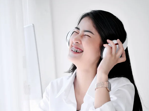 Glücklich schöne asiatische Frau mit Kopfhörer und Tablet in Windnähe — Stockfoto