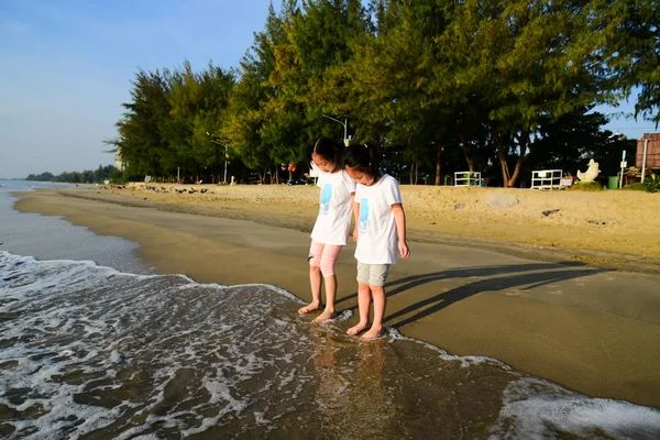 Lahodilo šťastný asijské děti na pláži ráno. — Stock fotografie