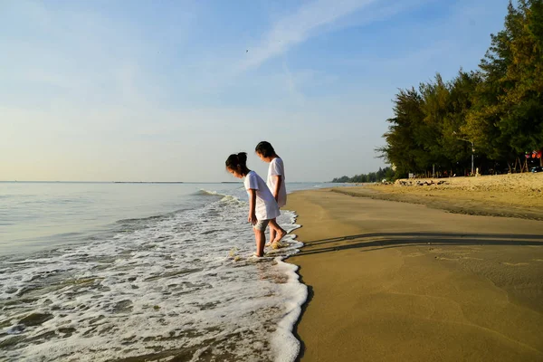 Anak-anak Asia yang bahagia menikmati di pantai di pagi hari . — Stok Foto