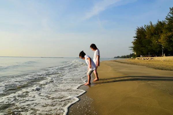 Feliz Asiático niños disfrutando en la playa en la mañana . —  Fotos de Stock