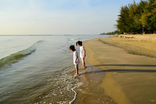 Anak-anak Asia yang bahagia menikmati di pantai di pagi hari . — Stok Foto