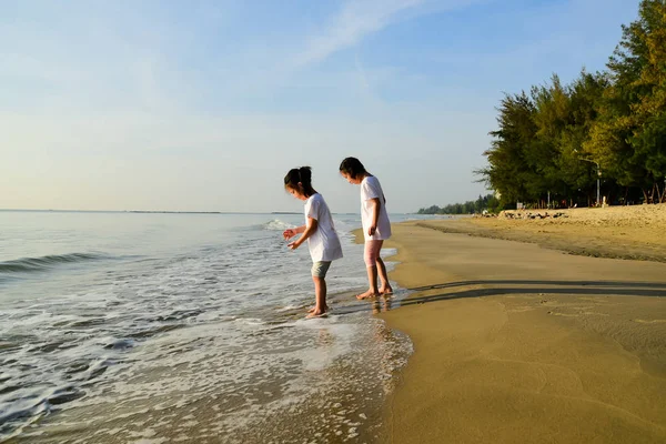 Crianças asiáticas felizes desfrutando na praia pela manhã . — Fotografia de Stock