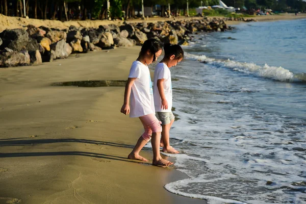 Heureux les enfants asiatiques qui profitent de la plage le matin . — Photo