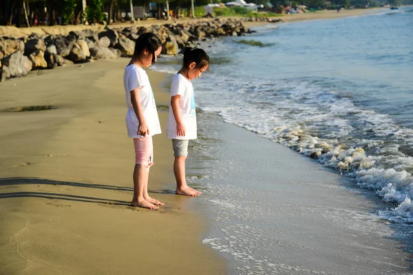 Crianças asiáticas felizes desfrutando na praia pela manhã . — Fotografia de Stock
