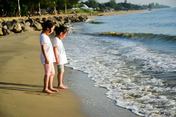 Felice bambini asiatici godendo sulla spiaggia al mattino . — Foto Stock