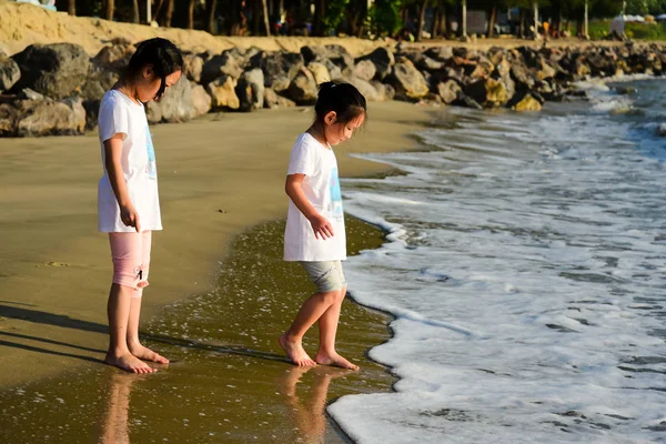Crianças asiáticas felizes desfrutando na praia pela manhã . — Fotografia de Stock