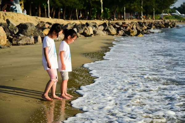 Happy Asian children enjoing on the beach in the morning. — Stock Photo, Image