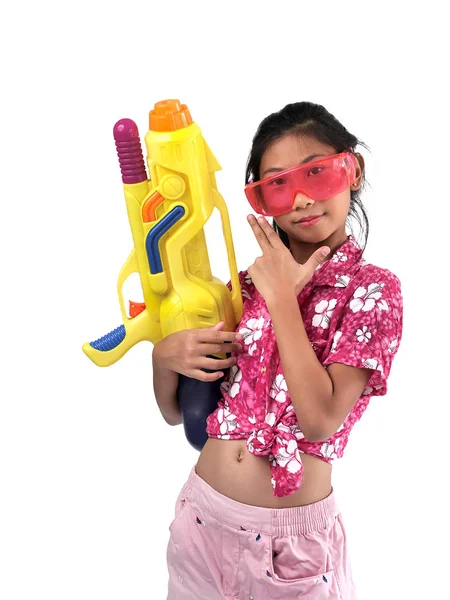 Joven chica asiática con pistola de agua sobre fondo blanco, Songkran Fe —  Fotos de Stock