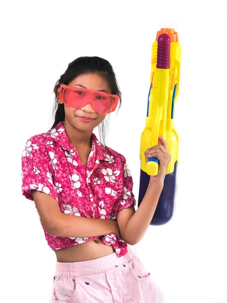 Jeune fille asiatique avec pistolet à eau sur fond blanc, Songkran Fe — Photo