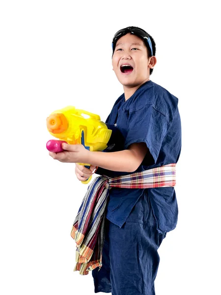 Jovem asiático pré-adolescente menino com pistola de água, Songkran Festival concep — Fotografia de Stock