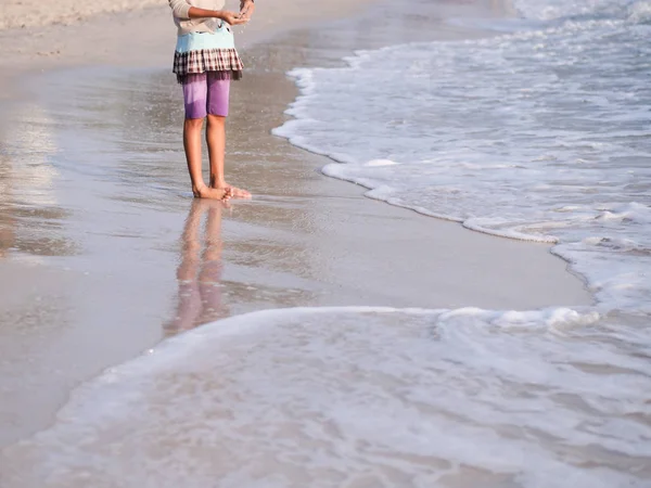 Felice ragazza asiatica rilassante sulla spiaggia, concetto di stile di vita . — Foto Stock