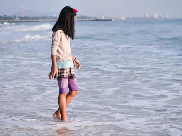 해변, 라이프 스타일 개념에 편안한 행복 한 아시아 여자. — 스톡 사진