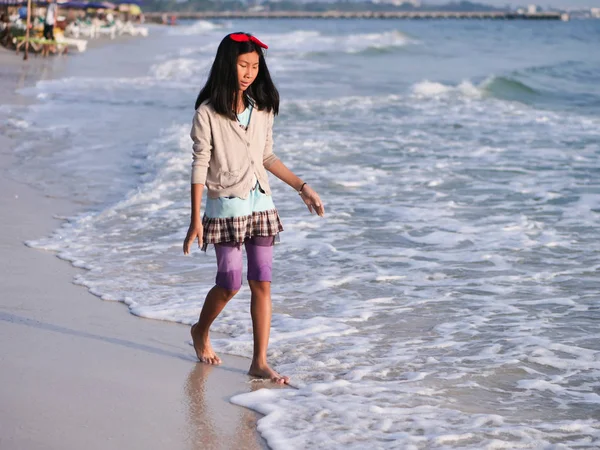 ビーチでは、ライフ スタイルのコンセプトにリラックスした幸せのアジアの女の子. — ストック写真