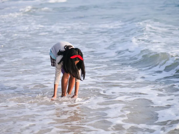 Felice ragazza asiatica rilassante sulla spiaggia, concetto di stile di vita . — Foto Stock