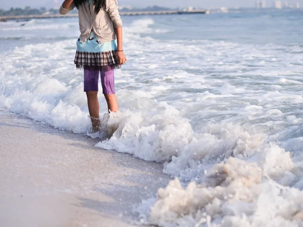 Ευτυχισμένος ασιατικό κορίτσι χαλάρωση στην παραλία, αντίληψη του τρόπου ζωής. — Φωτογραφία Αρχείου
