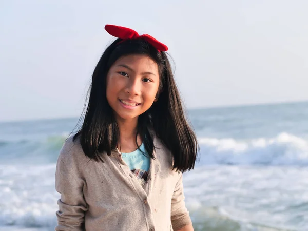 Mutlu Asyalı kız rahatlatıcı sahilde, yaşam kavramı. — Stok fotoğraf