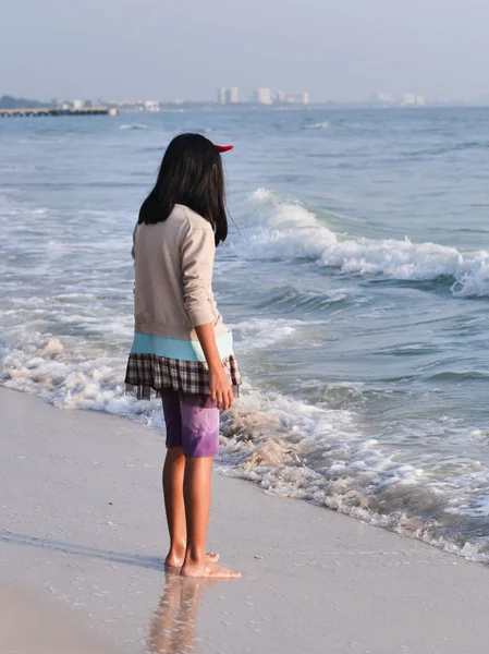 Glad flicka som är avkopplande på stranden, livsstilskoncept. — Stockfoto