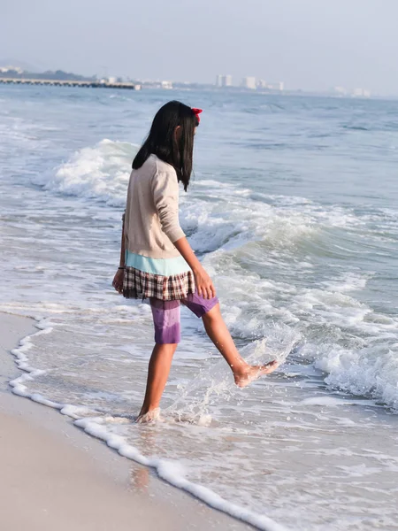 Szczęśliwy dziewczyna azjatyckich relaks na plaży, koncepcja stylu życia. — Zdjęcie stockowe