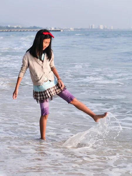 Felice ragazza asiatica rilassante sulla spiaggia, concetto di stile di vita . — Foto Stock