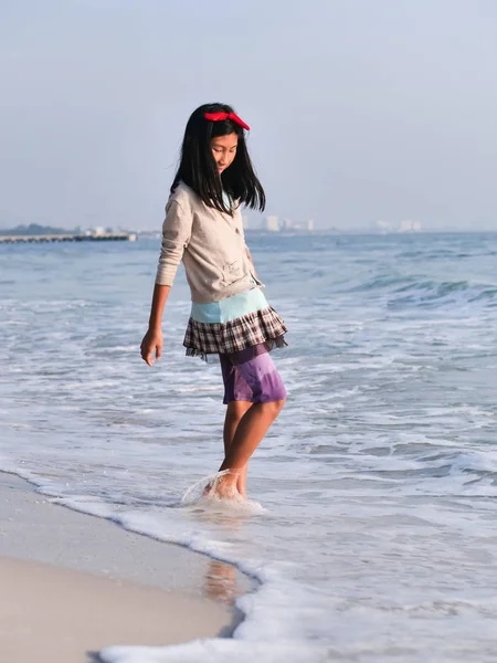Menina asiática feliz relaxante na praia, conceito de estilo de vida . — Fotografia de Stock