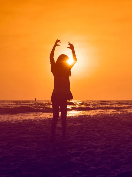 太陽の上昇のビーチでバレエを踊るシルエット ガール. — ストック写真