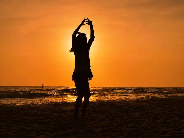 Silhueta menina dançando balé na praia ao nascer do sol . — Fotografia de Stock