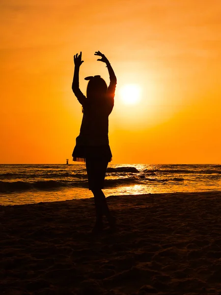 Силуэт девушка танцует балет на пляже на восходе солнца . — стоковое фото